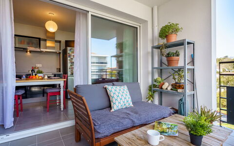 Résidence Liliak: Azul, Silla, Mueble Para Exteriores, Diseño, Sombra, Mesa Al Aire Libre, Eco Hotel, Patio, Planta De Casa, La Luz Del Día