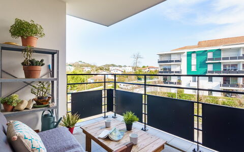 Résidence Liliak: Azul, Silla, Mueble Para Exteriores, Diseño, Sombra, Mesa Al Aire Libre, Eco Hotel, Patio, Planta De Casa, La Luz Del Día