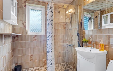 Marika - 400M to the Fjord: Piso, Suelo, Arreglo De Tubería, Diseño De Interiores, Baño, Loseta, Plomería, Grifo, Techo, Lavabo