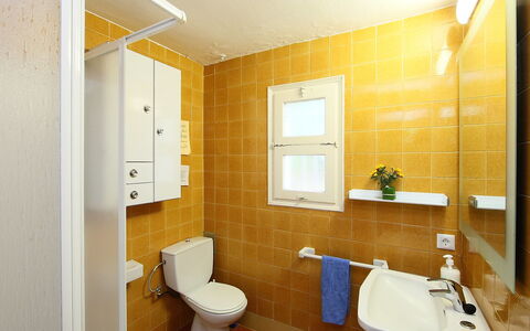 Puig Dels Daus: Baño, Habitación, Propiedad, Diseño De Interiores, Edificio, Pared, Arreglo De Tubería, Arquitectura, Loseta, Casa