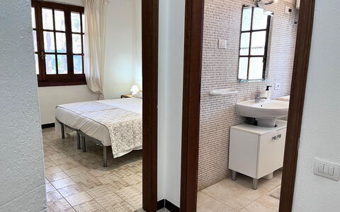 Villasimius 674: Suelo, Pared, Diseño De Interiores, Piso, Madera, Mueble, Habitación, Cama, Departamento, Encendiendo