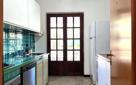 Itaca: Cocina, Piso, Diseño De Interiores, Suelo, Mostrador, Madera, Mueble, Aparato De Cocina, Lavabo, Gabinetes