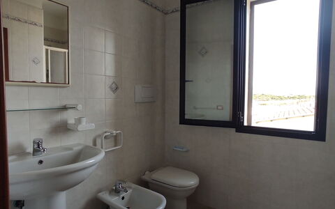 Residenza Agnese Sardegna: Arreglo De Tubería, Piso, Suelo, Baño, Diseño De Interiores, Asiento Del Baño, Baño, Lavabo, Plomería, Grifo