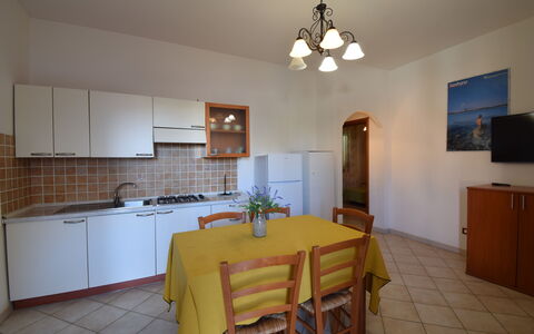 Residenza Agnese Sardegna: Piso, Mueble, Diseño De Interiores, Suelo, Cocina Y Comedor Mesa, Mesa, Habitación, Techo, Mostrador, Cocina