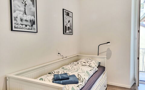 White Locarno Apt.1: Mueble, Pared, Diseño De Interiores, Cama, Habitación, Madera, Suelo, Piso, Habitación, Lecho
