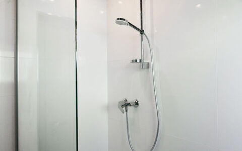Dolní Lysečiny: Arreglo De Tubería, Alcachofa De La Ducha, Techo, Baño, Ducha, Diseño De Interiores, Piso, Plomería, Barra De La Ducha, Lámpara