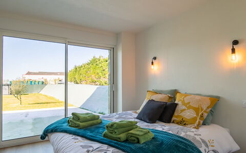 La Maison de Parrain: Habitación, Cama, Diseño De Interiores, Mueble, Encendiendo, Lecho, Sábana, Linos, Suelo, Habitación