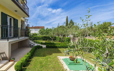 Poreč 128: Arbusto, Jardín, Cobertura Del Suelo, Césped, Paisajismo, Sombra, Yarda, Inmuebles, Patio Interior