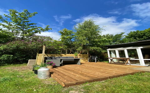 Riitta - from the Sea: Madera, El Terreno Del Lote, Jardín, Patio Interior, Cubierta, Madera Dura, Manchas De Madera, Sombra, Tablón, Cabaña