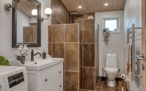 Riitta - from the Sea: Diseño De Interiores, Piso, Arreglo De Tubería, Pared, Suelo, Baño, Madera, Mueble De Baño, Asiento Del Baño, Baño