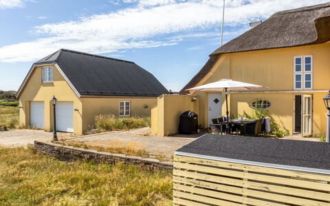 Amina - 200M from the Sea: Madera, Casa, Porche, Cubierta, Madera Dura, Techo, Manchas De Madera, Suelos De Madera, Eco Hotel