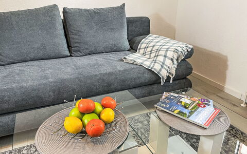 Boddenidyll: Mueble, Sofá, Piso, Diseño De Interiores, Suelo, Sala, Mesa, Encendiendo, Casa
