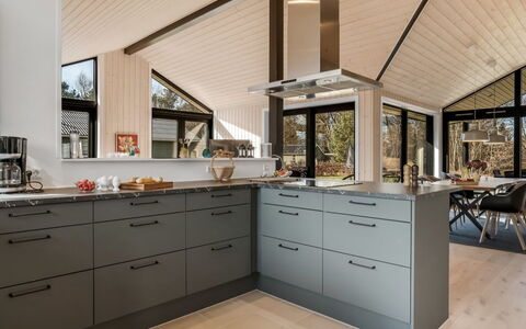 Angelie - from the Sea: Cocina, Mostrador, Diseño De Interiores, Aparato De Cocina, Madera, Piso, Gabinetes, Techo, Mueble, Suelo