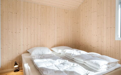 Angelie - from the Sea: Madera, Habitación, Diseño De Interiores, Suelo, Techo, Piso, Cama, Sábana, Habitación, Lecho