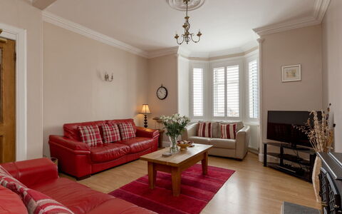 The Knowe: Piscina, Mueble Para Exteriores, Material Compuesto, Sombra, Recurso, Ocio, Eco Hotel, Jardín, Paisajismo, Yarda