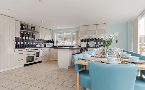 The Knowe: Piscina, Mueble Para Exteriores, Material Compuesto, Sombra, Recurso, Ocio, Eco Hotel, Jardín, Paisajismo, Yarda