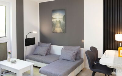 Sandmann 100.1: Mueble, Diseño De Interiores, Piso, Suelo, Casa, Habitación, Departamento, Encendiendo, Sala, Sofá
