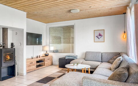 Nikolce - 300M to the Fjord: Mueble, Diseño De Interiores, Piso, Sofá, Suelo, Pared, Madera, Techo, Habitación, Sala