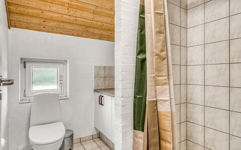 Nikolce - 300M to the Fjord: Pared, Piso, Madera, Suelo, Arreglo De Tubería, Baño, Asiento Del Baño, Diseño De Interiores, Plomería, Baño