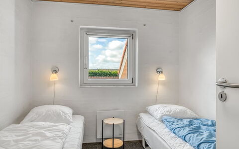 Nikolce - 300M to the Fjord: Habitación, Congelación, La Luz Del Día, Lecho, Marco De La Cama, Invierno, Cama, Sábana