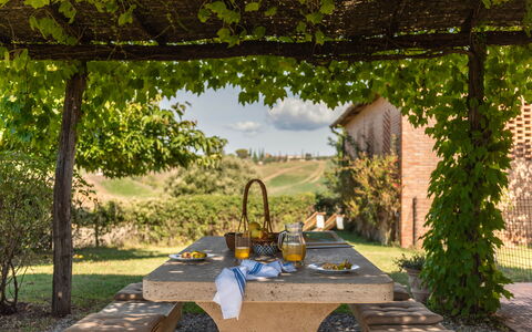 Country House In Tuscan Hills: Mueble Para Exteriores, Mueble, Mesa Al Aire Libre, Sombra, Jardín, Ocio, Silla, Cocina Y Comedor Mesa