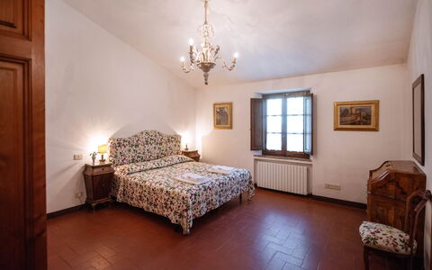 Green Hill Apartment In Tuscan Countryside: Pared, Mueble, Diseño De Interiores, Habitación, Cama, Habitación, Techo, Suelo, Piso, Marco De La Cama