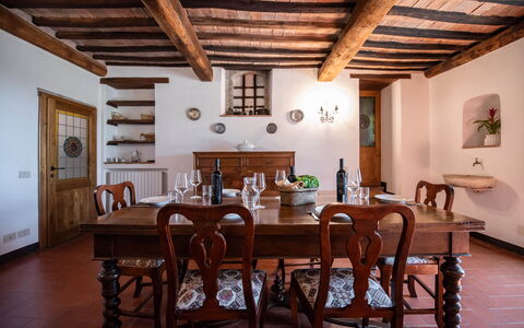 Green Hill Apartment In Tuscan Countryside: Mueble, Diseño De Interiores, Piso, Madera, Mesa, Comedor, Cocina Y Comedor Mesa, Suelo, Techo, Habitación