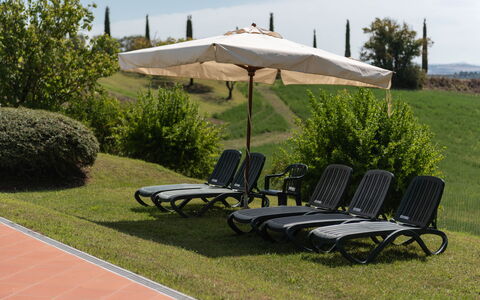 Green Hill Apartment In Tuscan Countryside: Mueble, Mueble Para Exteriores, Silla, Sombra, Sunlounger, Mesa Al Aire Libre, Jardín, Paraguas, Césped