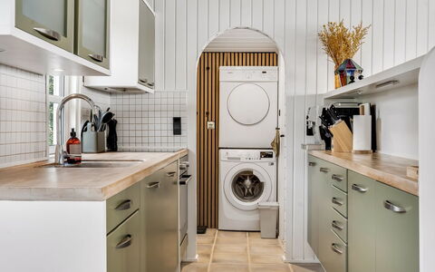 Gesine - 50M to the Fjord: Lavadora, Electrodoméstico, Cuarto De Lavado, Diseño De Interiores, Secadora De Ropa, Aparato De Cocina, Cocina, Electrodoméstico, Piso, Mostrador