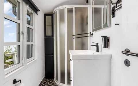 Gesine - 50M to the Fjord: Diseño De Interiores, Arreglo De Tubería, Piso, Suelo, Plomería, Baño, Puerta, Techo, Baño, Habitación