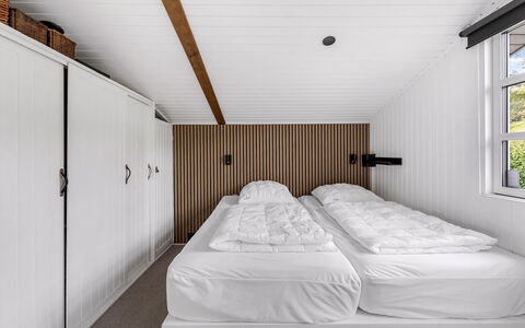 Gesine - 50M to the Fjord: Madera, Diseño De Interiores, Suelo, Techo, Piso, Habitación, Cama, Marco De La Cama, Lecho, Manchas De Madera