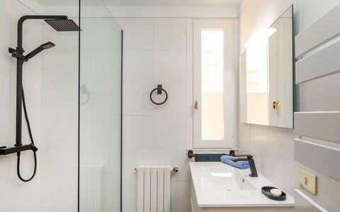 Top Villa Chantal Airco: Baño, Arreglo De Tubería, Diseño De Interiores, Piso, Pared, Suelo, Espejo, Lavabo, Lavabo Del Baño, Grifo