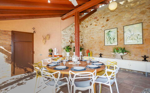 Top Villa Chantal Airco: Mueble, Mesa, Silla, Diseño De Interiores, Cocina Y Comedor Mesa, Techo, Restaurante, Comedor, Manchas De Madera, Planta De Casa