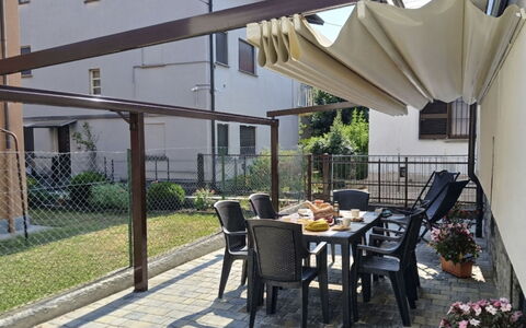 Irene: Sombra, Toldo, Maceta, Estructura Al Aire Libre, Planta De Casa, Porche, Balcón, Patio Interior, Jardín, Silla