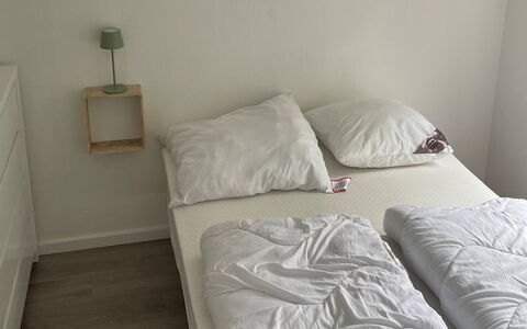 Angret - 200M from the Sea: Cama, Habitación, Mueble, Suelo, Lecho, Sábana, Madera, Piso, Diseño De Interiores, Habitación