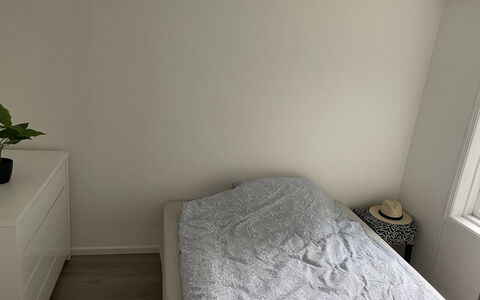 Angret - 200M from the Sea: Suelo, Piso, Habitación, Madera, Cama, Diseño De Interiores, Sábana, Lecho, Habitación, Mueble