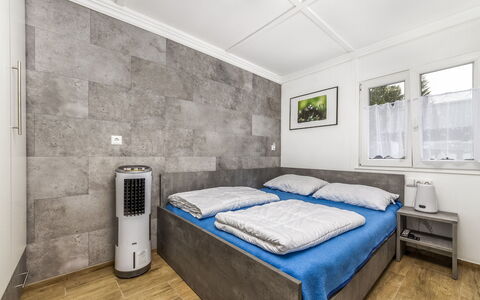 Mediana: Mueble, Piso, Casa, Suelo, Silla, Sombra, Departamento, Mueble Para Exteriores, Planta De Casa, Cocina Y Comedor Mesa