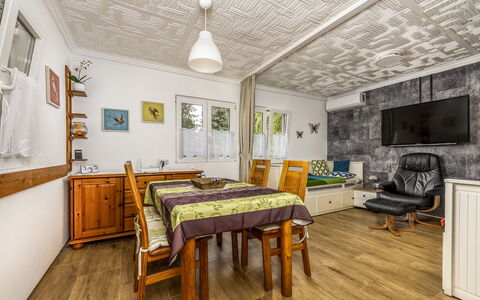 Mediana: Mueble, Piso, Casa, Suelo, Silla, Sombra, Departamento, Mueble Para Exteriores, Planta De Casa, Cocina Y Comedor Mesa