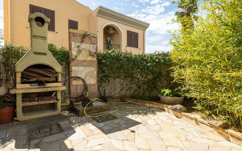 Borghi Piscina: Jardín, Losa, Patio Interior, Sombra, Hacienda, Patio, Yarda, Paisajismo, Maceta, Inmuebles