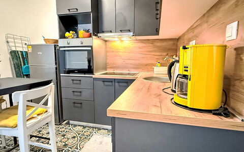 Martina: Aparato De Cocina, Electrodoméstico, Cocina, Mueble, Diseño De Interiores, Madera, Piso, Electrodoméstico, Mostrador, Gabinetes