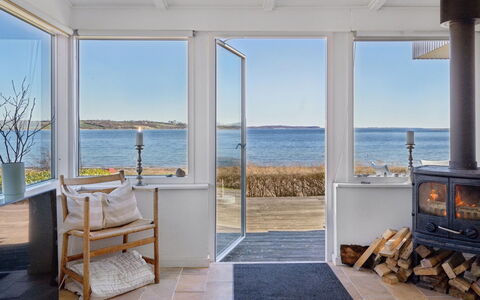 Solbritt - 30M from the Sea: Techo, Casa, Casa, Cabaña, Puerta, Vía Muerta, Cubierta, Porche, Tablón, Madera Dura