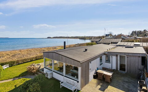 Solbritt - 30M from the Sea: Techo, Casa, Casa, Cabaña, Puerta, Vía Muerta, Cubierta, Porche, Tablón, Madera Dura