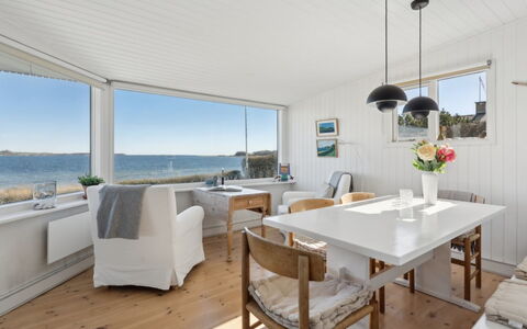 Solbritt - 30M from the Sea: Techo, Casa, Casa, Cabaña, Puerta, Vía Muerta, Cubierta, Porche, Tablón, Madera Dura