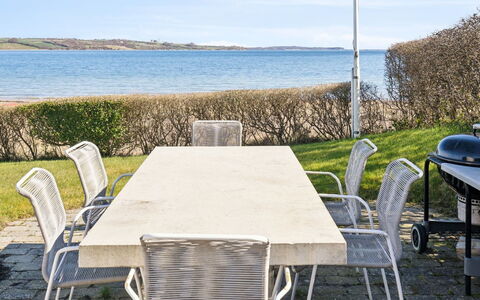 Solbritt - 30M from the Sea: Techo, Casa, Casa, Cabaña, Puerta, Vía Muerta, Cubierta, Porche, Tablón, Madera Dura