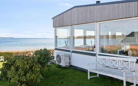 Solbritt - 30M from the Sea: Techo, Casa, Casa, Cabaña, Puerta, Vía Muerta, Cubierta, Porche, Tablón, Madera Dura