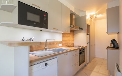 Résidence de Mons: Mostrador, Cocina, Diseño De Interiores, Aparato De Cocina, Gabinetes, Piso, Electrodoméstico, Mueble, Madera, Suelo