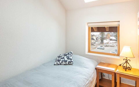 Les Marmottes: Departamento, Balcón, Silla, Sombra, Mueble Para Exteriores, La Luz Del Día, Aluminio