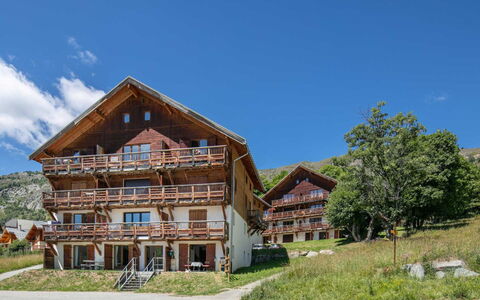 Les Chamois: Cordillera, Valle, Balcón, Pueblo De Montaña, Alpes, Cuarto De Troncos