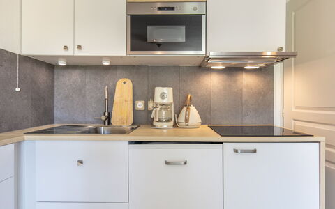 Les Grizzlis: Cocina, Mostrador, Gabinetes, Aparato De Cocina, Diseño De Interiores, Madera, Electrodoméstico, Fregadero, Arreglo De Tubería, Piso