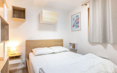 Les Grizzlis: Cama, Mueble, Diseño De Interiores, Habitación, Pared, Habitación, Suelo, Madera, Sábana, Piso